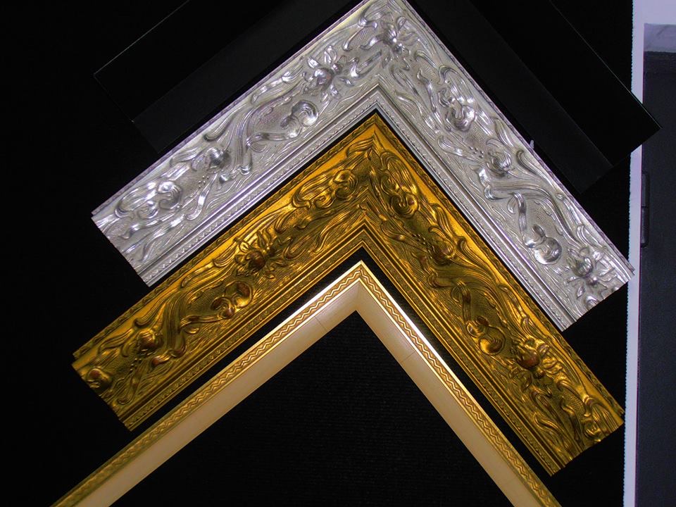 Angles de baguettes sculptées, argentée, dorée et ivoire