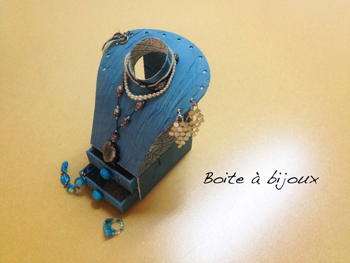 Boîte à bijoux bleue à tiroirs avec présentoir