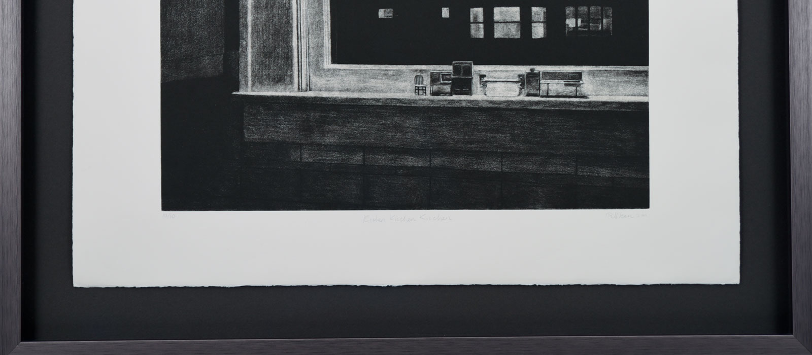 Détail d'une gravure encadrée, passe-partout noir et baguette sombre