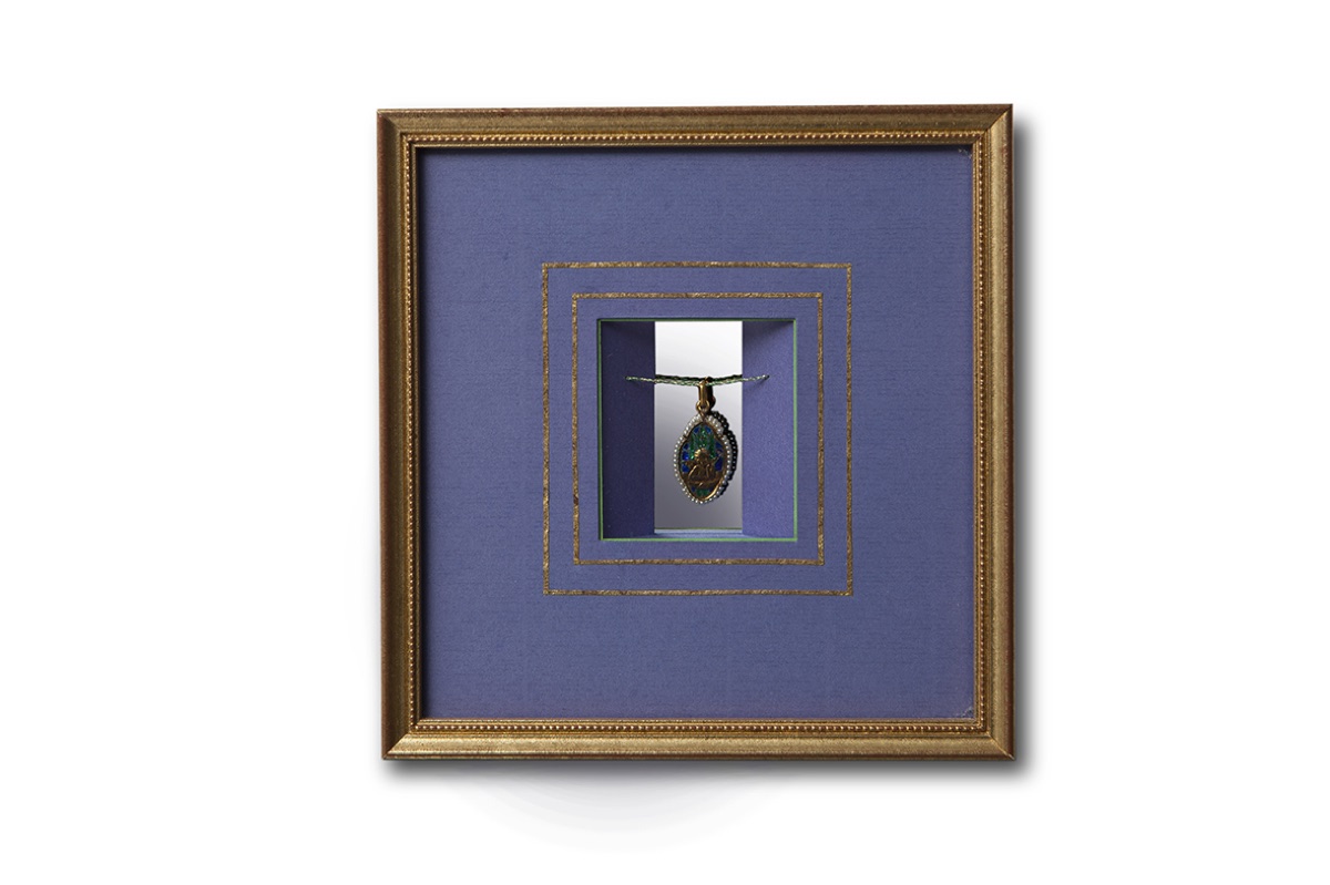 Médaille de baptême suspendue dans une niche, passe-partout bleu à filets dorés