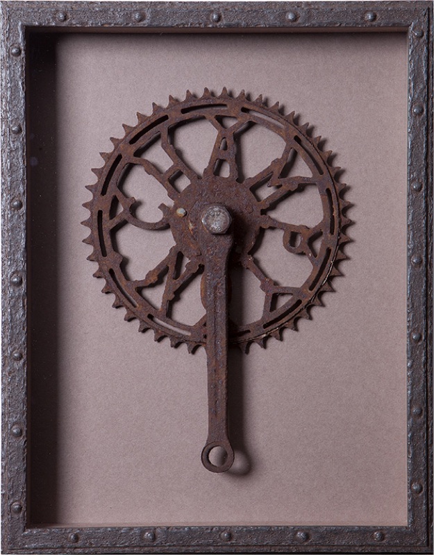 Pédalier de vélo ancien rouillé, monté en boîte sur fond taupe