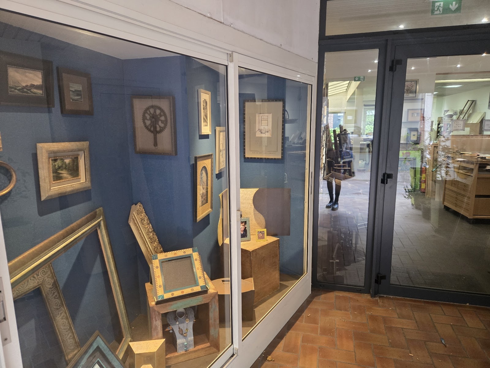 La vitrine bleue de l'atelier, cadres dorés et encadrements exposés